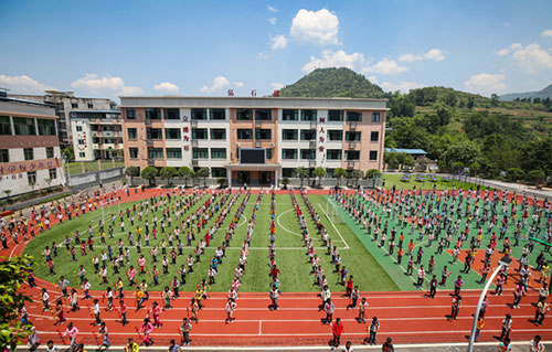 這家小學(xué)一個(gè)垃圾桶都沒有