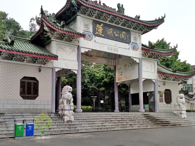 園林景區(qū)戶外鐵垃圾桶應用實景圖